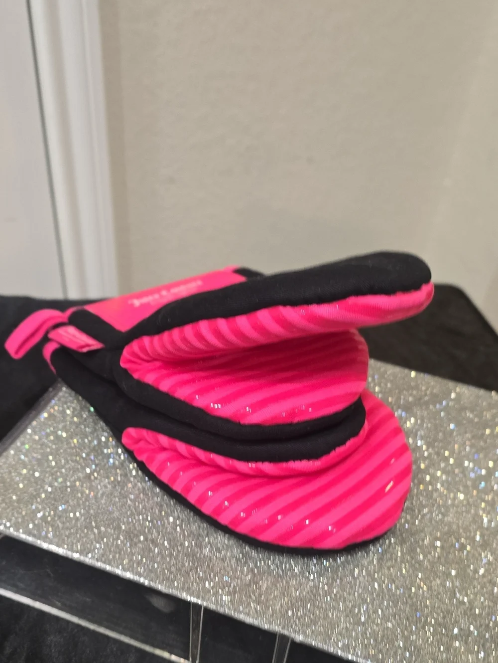 Juicy Couture Home Set Of 2 Logo Silicone Grip Mini Oven Mitts